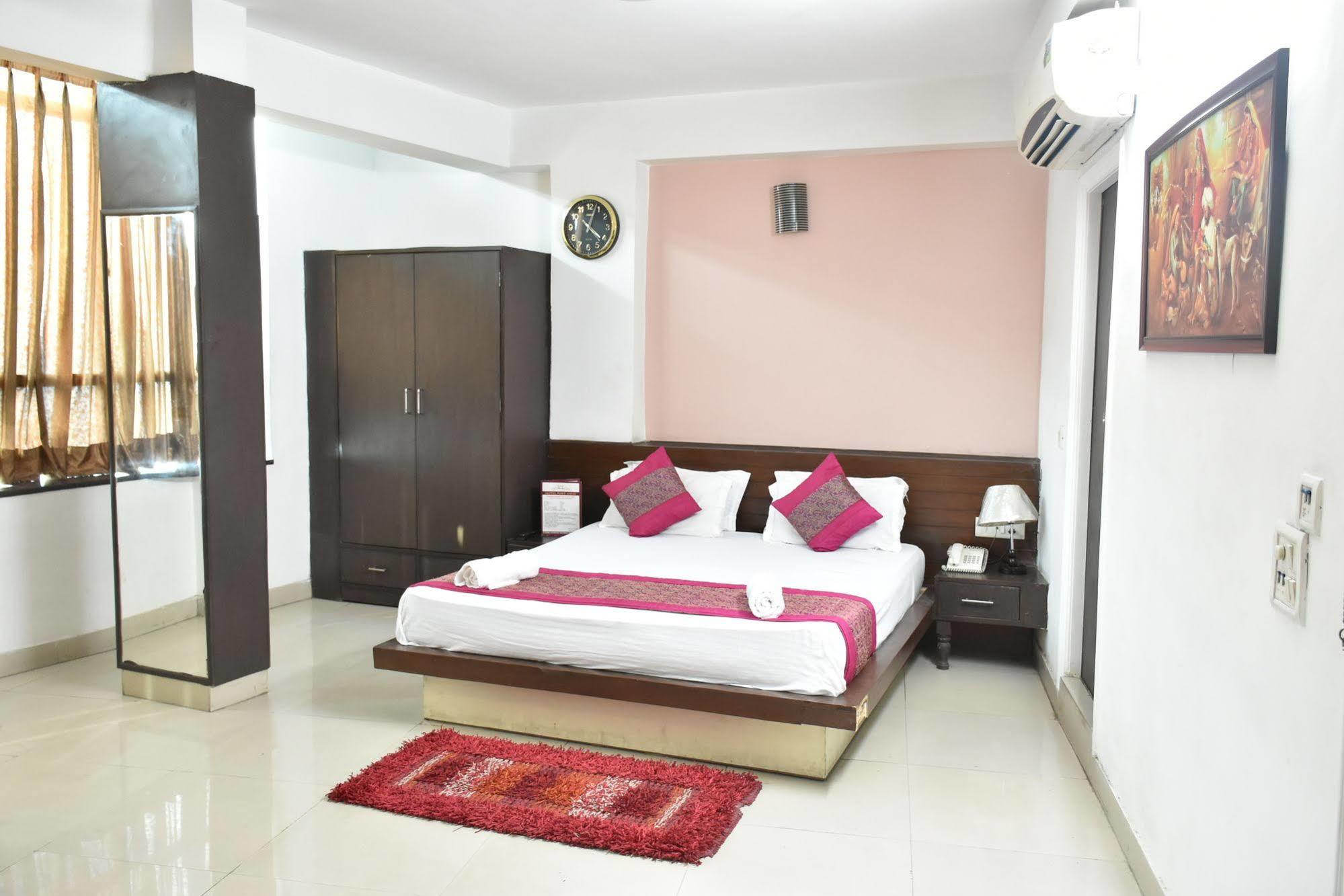 Airport Hotel Port View Ню Делхи Екстериор снимка