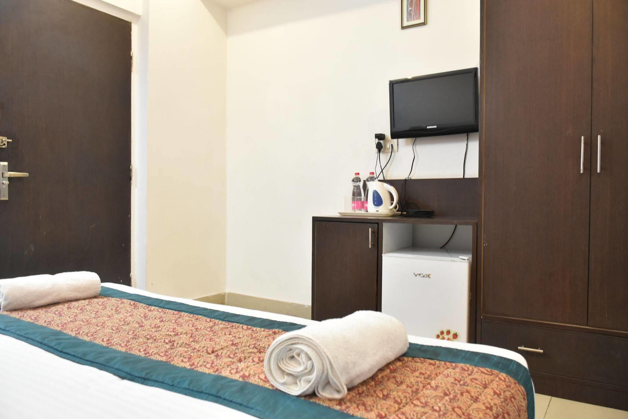 Airport Hotel Port View Ню Делхи Екстериор снимка