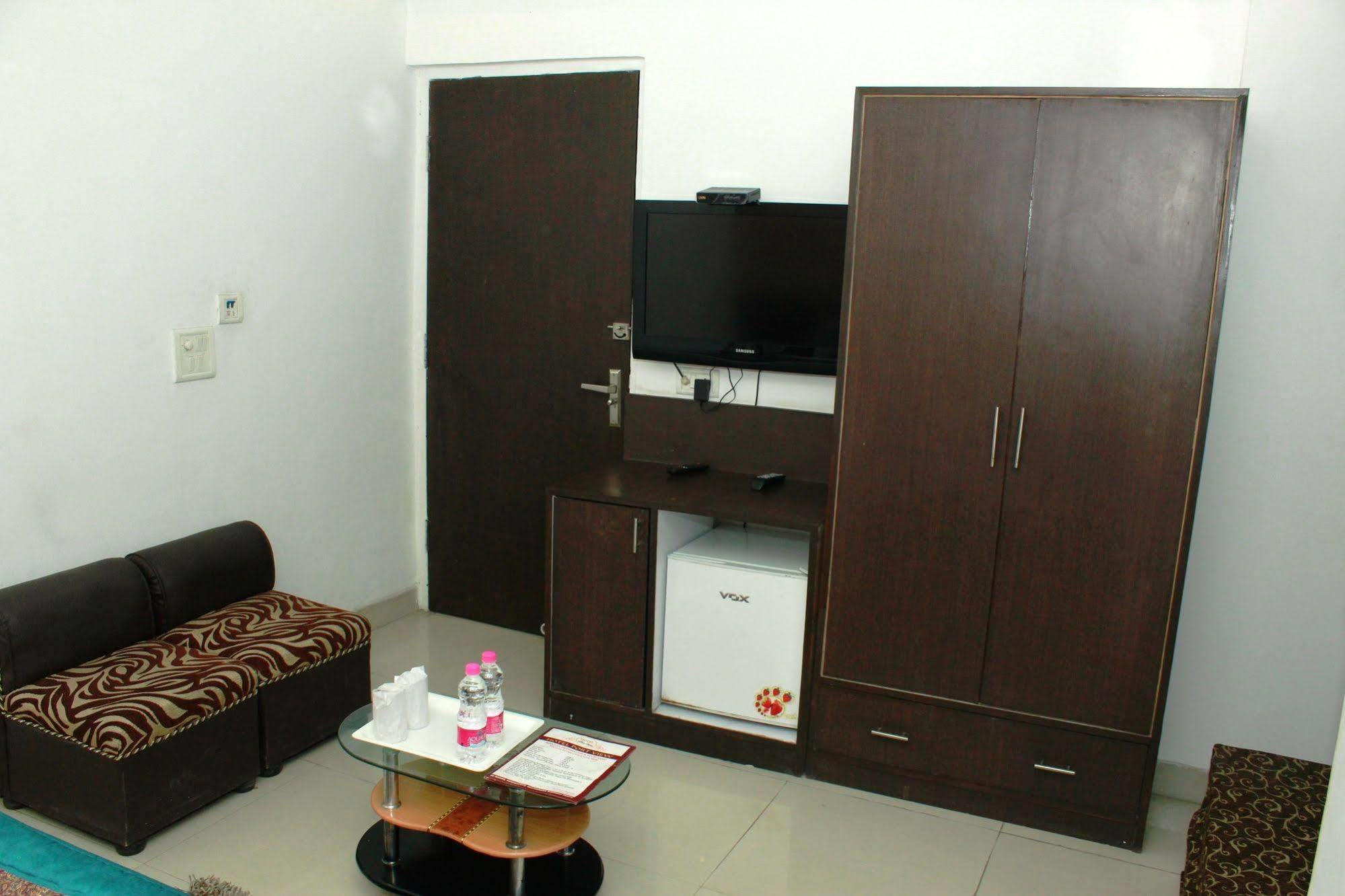 Airport Hotel Port View Ню Делхи Екстериор снимка