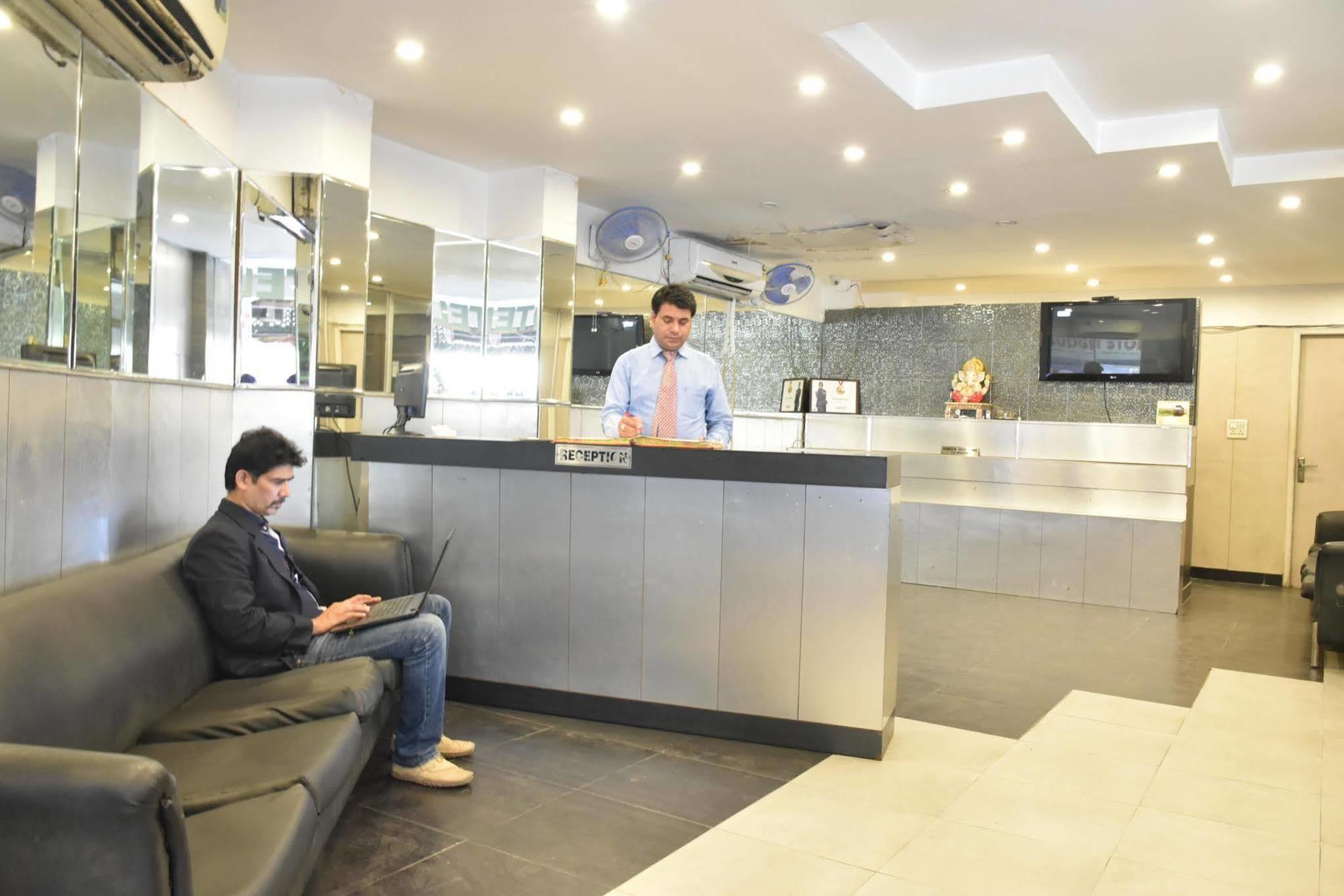 Airport Hotel Port View Ню Делхи Екстериор снимка
