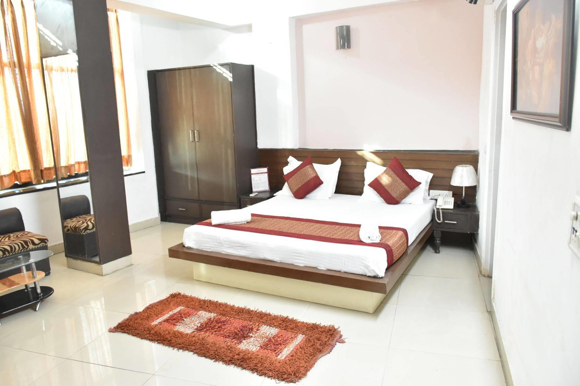 Airport Hotel Port View Ню Делхи Екстериор снимка