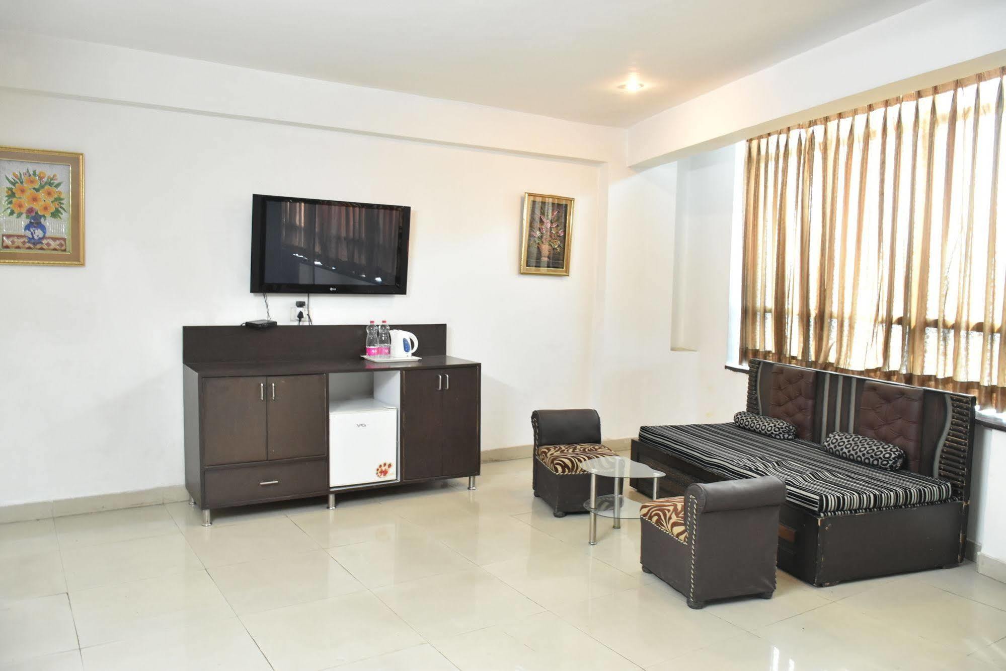Airport Hotel Port View Ню Делхи Екстериор снимка