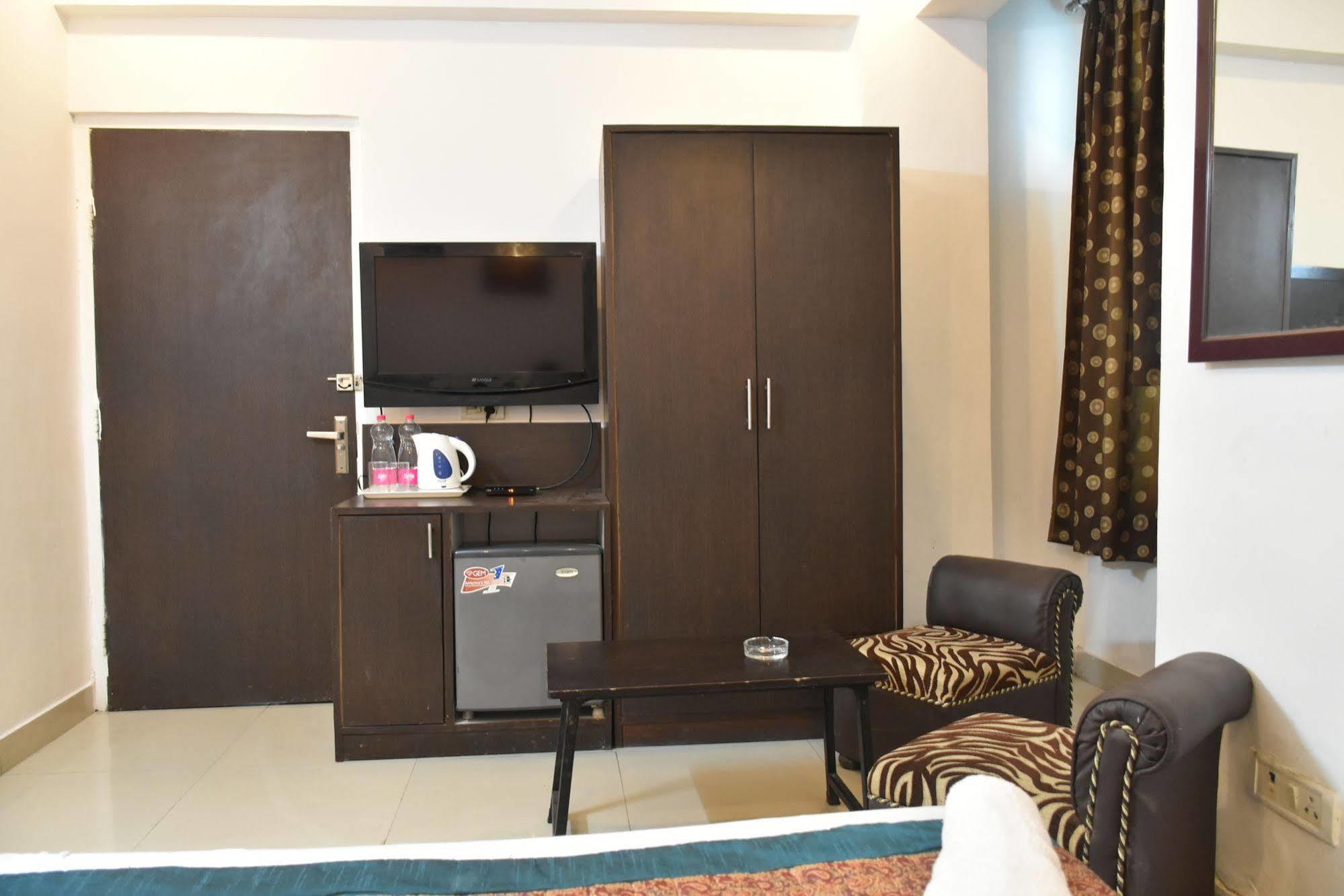 Airport Hotel Port View Ню Делхи Екстериор снимка