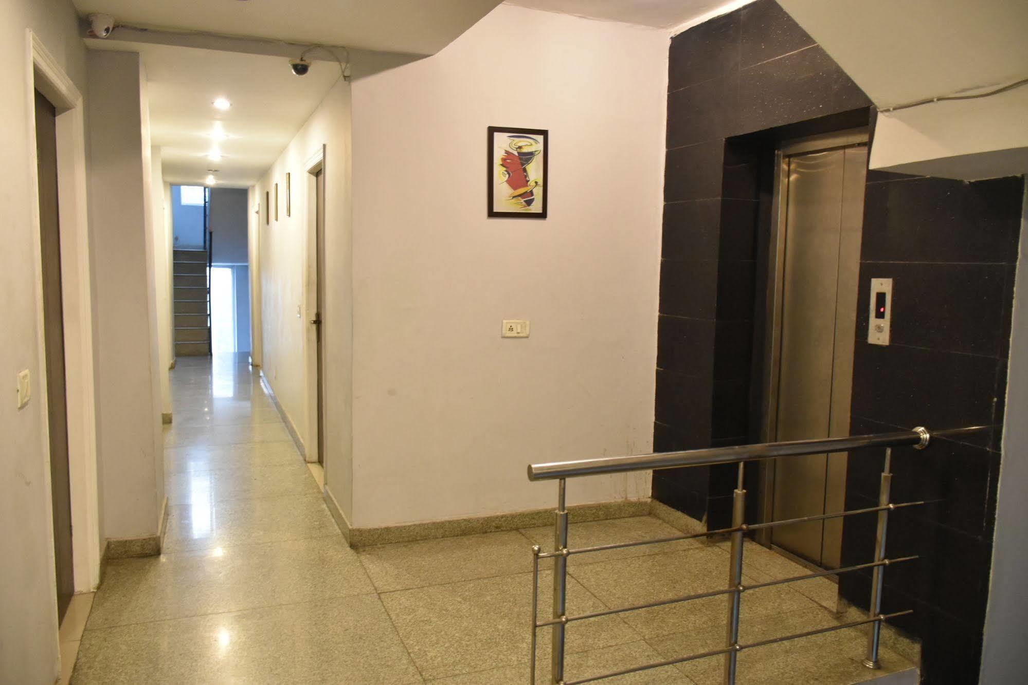 Airport Hotel Port View Ню Делхи Екстериор снимка