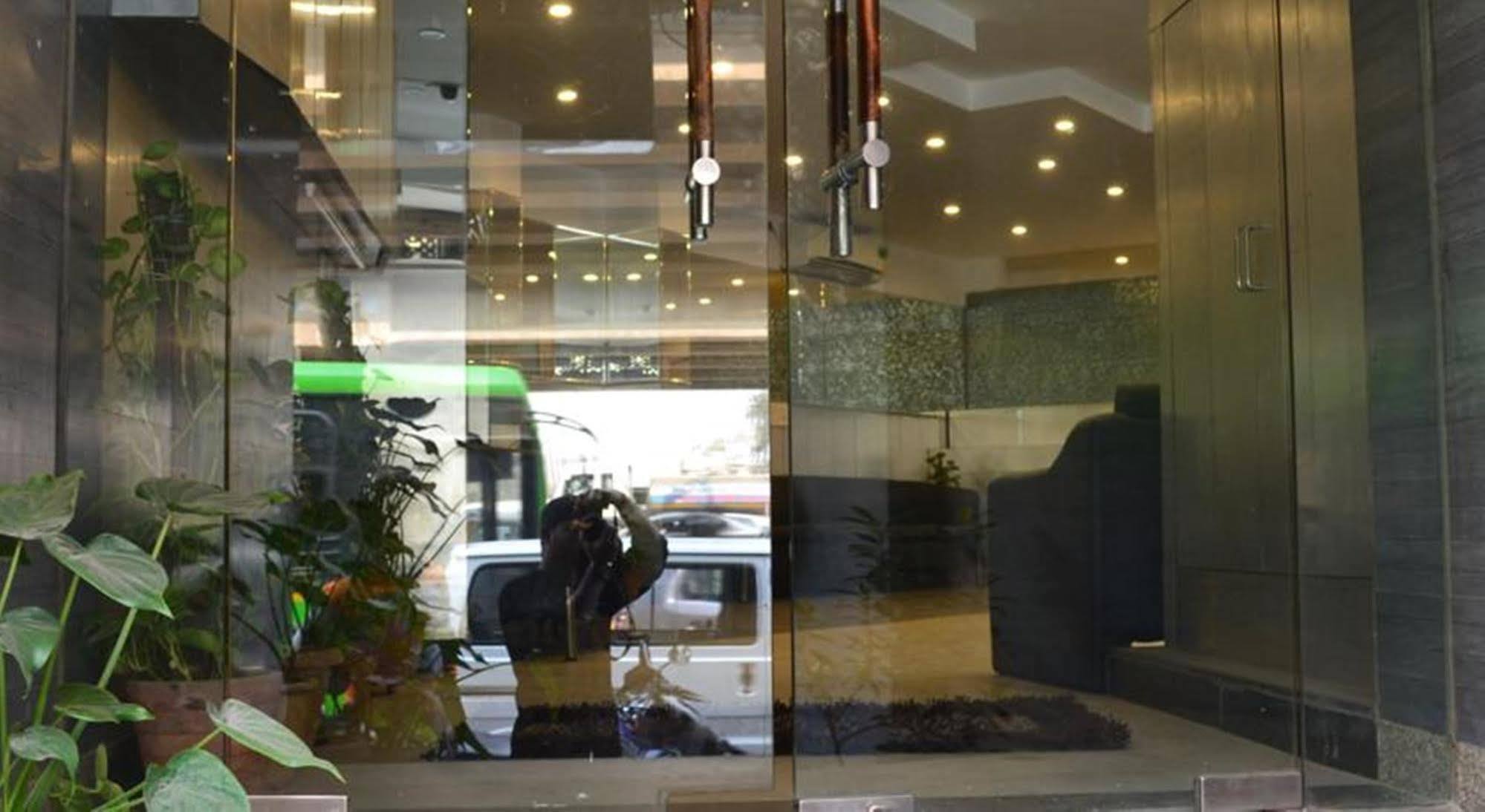 Airport Hotel Port View Ню Делхи Екстериор снимка